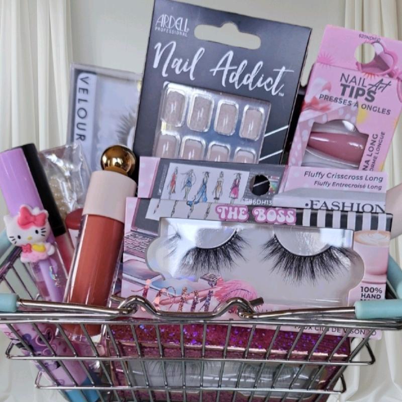 12 items in 1 beauty kit    you get  4-lashes 4-lippies 4- Press ons sets.+ FREE Gift