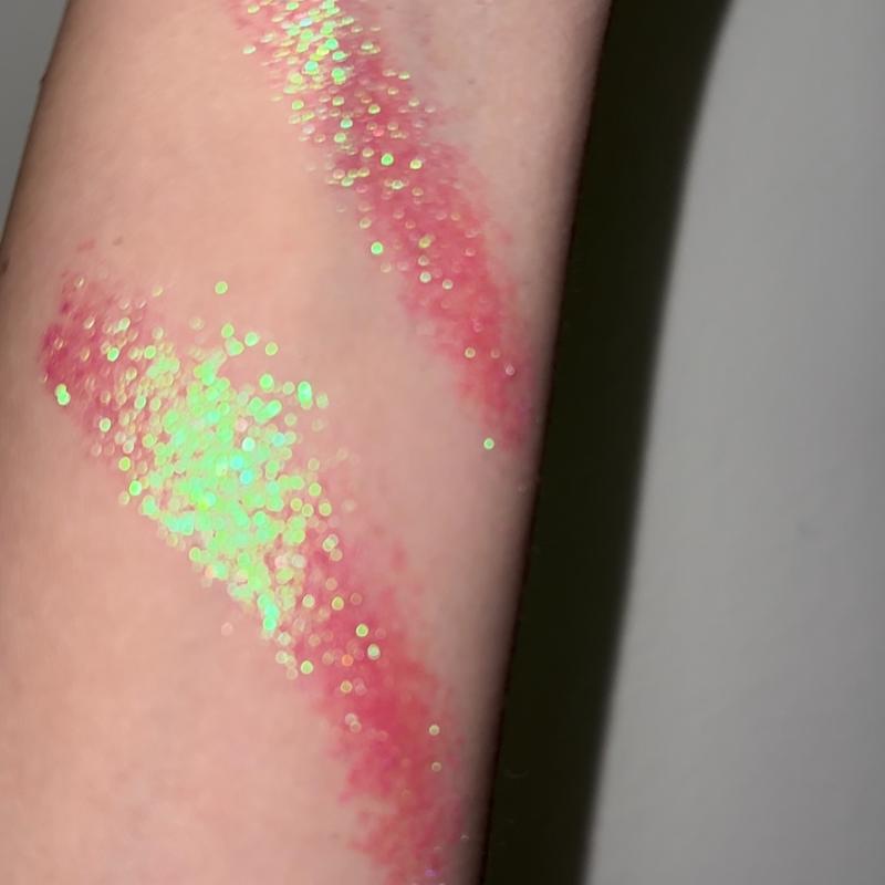 Luxurious Iridescent Pressed Glitter for Glamorous Makeup - Cruelty-Free & Vegan Eyeshadow Shimmer