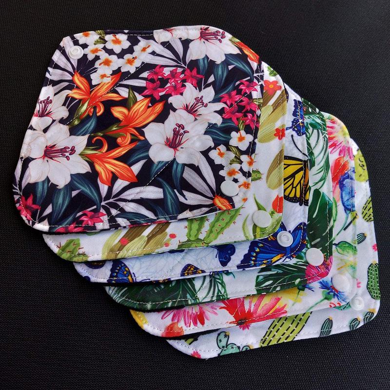 Gorgeous 7pcs Set! It includes 1pc Mini Wet Bag and 6pcs Bamboo Charcoal Cloth Menstrual Pads Reusable Sanitary Pads Mama Panty Liners. All the prints are randomly assigned. These pads are not only waterproof but also offer great comfort.